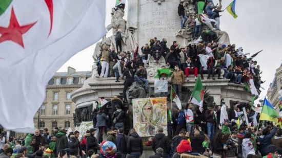 متظاهرون جزائريون يطردون وزيرًا سابقًا بطريقة مهينة في باريس (فيديو)