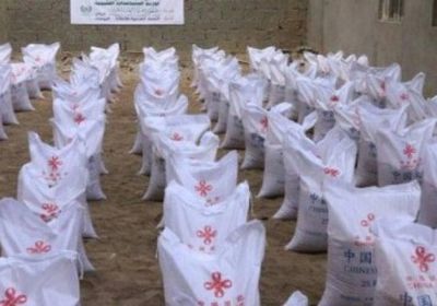 توزيع مساعدات غذائية صينية على النازحين بعدن