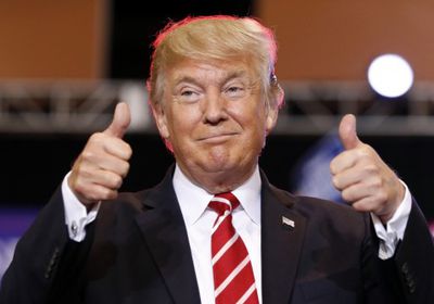 رسميًا.. ترامب يقرر إلغاء إعفاءات شراء النفط الإيراني 