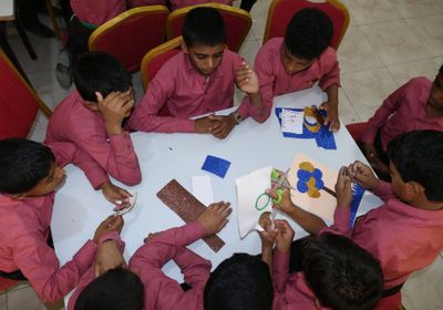 اصنع عطرك بنفسك.. نشاط جديد لتأهيل أطفال التجنيد (صور)