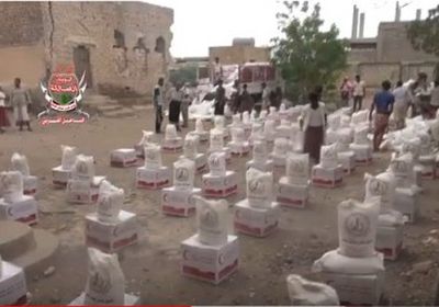 الهلال الإماراتي يوزع آلاف السلال الغذائية على سكان حيس بالحديدة (فيديو)&nbsp;