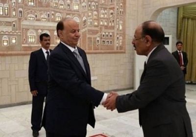 إعلامي يُحرج الشرعية: من صاحب القرار هادي أم الأحمر؟