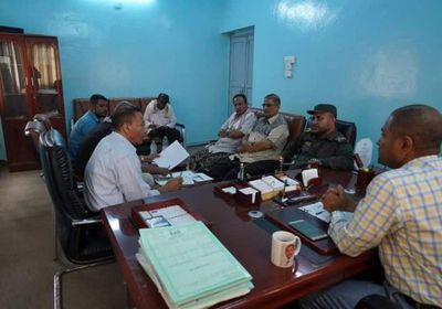 مناقشة آلية مراقبة محلات الصرافة المخالفة بالمكلا&nbsp;