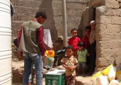 سلمان للإغاثة يوزع سلال غذائية للنازحين والمتضررين في الضالع