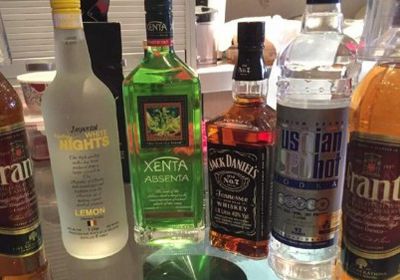 الحزام الأمني يضبط مجموعة من مهربي الخمور بلحج