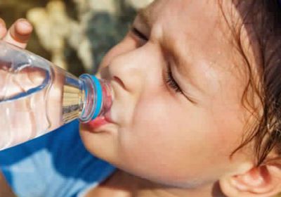 دراسة أمريكية حديثة: شرب الماء ضروري لصحة الأطفال