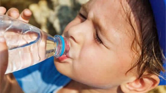 دراسة أمريكية حديثة: شرب الماء ضروري لصحة الأطفال