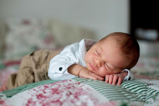 دراسة تحذر: تزايد معدلات وفاة الرضع بسبب ممارسات النوم غير الآمنة