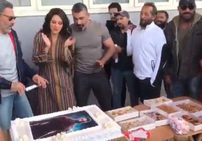 فريق عمل "لمس أكتاف" يحتفل بعيد ميلاد ياسر جلال (فيديو)