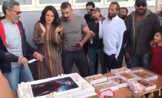 فريق عمل "لمس أكتاف" يحتفل بعيد ميلاد ياسر جلال (فيديو)