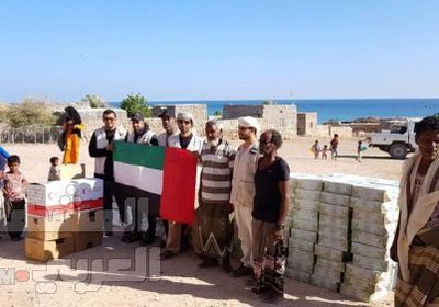 "خليفة الإنسانية" تستكمل توزيع المواد الإغاثية على أهالي شرق سقطرى (صور)