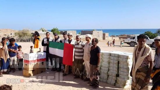 "خليفة الإنسانية" تستكمل توزيع المواد الإغاثية على أهالي شرق سقطرى (صور)