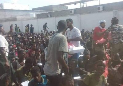 الهلال الإماراتي يوزع ألف وجبة للمهاجرين الإثيوبيين بعدن 