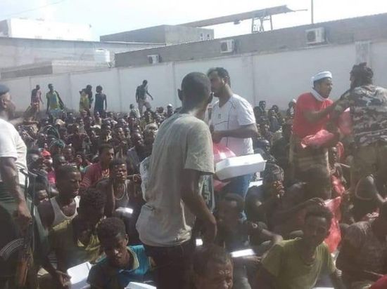 الهلال الإماراتي يوزع ألف وجبة للمهاجرين الإثيوبيين بعدن 