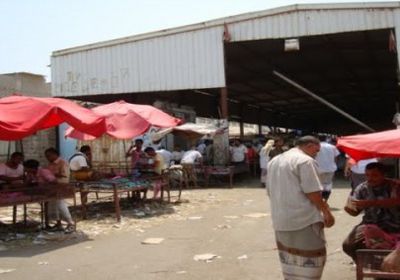مصادر: مسلح يطلق النار بكثافة داخل سوق القات بالمنصورة