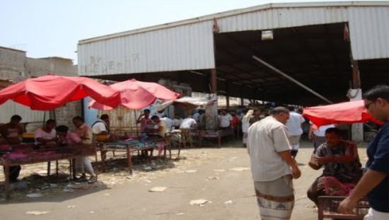 مصادر: مسلح يطلق النار بكثافة داخل سوق القات بالمنصورة