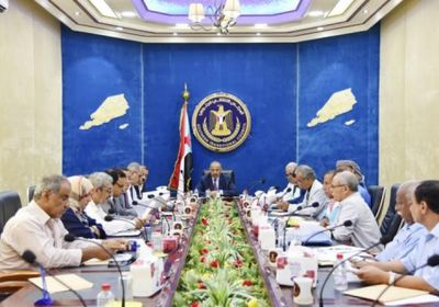 تفاصيل اجتماع الزُبيدي مع رؤساء القيادات المحلية في المحافظات