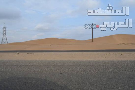 سائقو المركبات بلحج لـ"المشهد العربي": نعاني من الكثبان الرملية التي تعيق الحركة   