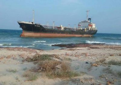 بعد عام ونصف..إخراج باخرة جانحة بجزيرة سقطرى (صور)