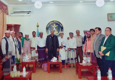 الرئيس الزبيدي يناقش تطورات الأوضاع على جبهات القتال مع مشائخ أبين