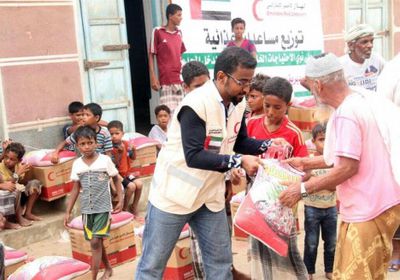 الهلال الأحمر يقدم مساعدات إغاثية مقدمة من البحرين في الحديدة