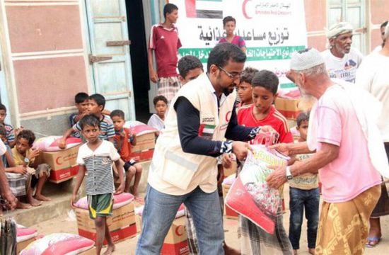 الهلال الأحمر يقدم مساعدات إغاثية مقدمة من البحرين في الحديدة