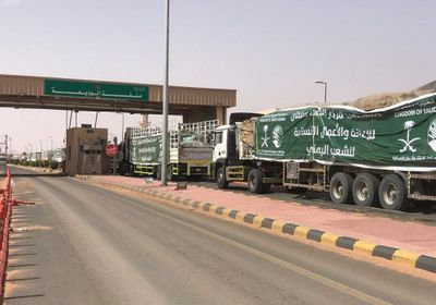 عبور 35 شاحنة إغاثية منفذ الوديعة تستهدف عدة محافظات يمنية