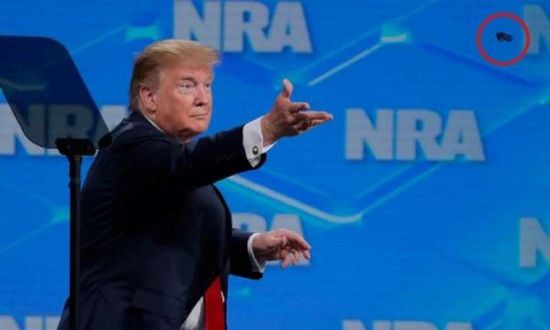 على غرار " بوش ".. ترامب يتعرض لتصويبة بهاتف نقال (فيديو)