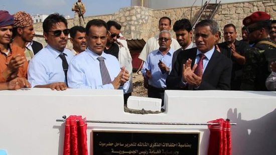 البحسني يضع حجر الأساس لبناء خزانين للمشتقات النفطية بالمكلا