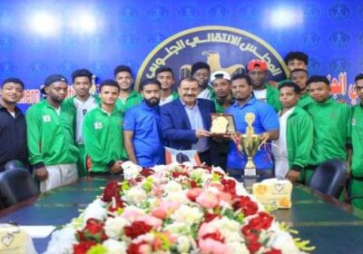 فريق المكلا لكرة السلة يكرم رئيس الجمعية الوطنية بمناسبة الذكرى الثالثة لتحرير المكلا