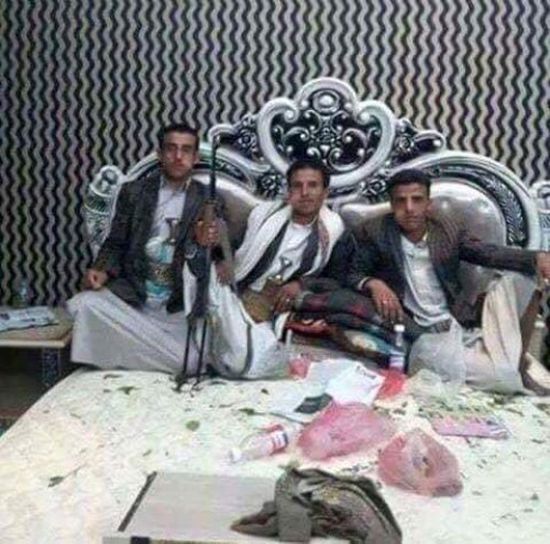 المقاومة الجنوبية تكشف السر الكبير.. ماذا يفعل حوثيان في غرفة نوم محسن الأحمر؟