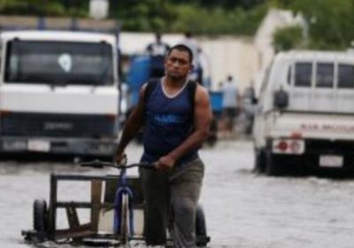  وفاة عشرة أشخاص وفقد ثمانية آخرون إثر الفيضانات بإندونيسيا  