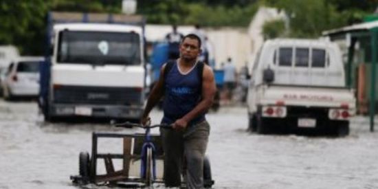  وفاة عشرة أشخاص وفقد ثمانية آخرون إثر الفيضانات بإندونيسيا  