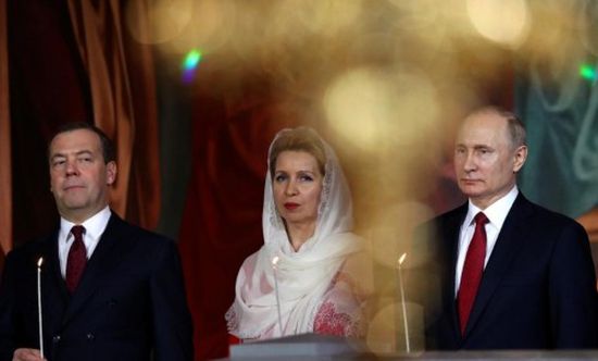 الرئيس الروسي يحضر قداس عيد القيامة بصحبة زوجته