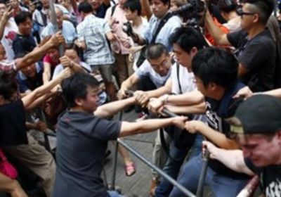 عشرات الآلاف ينظمون مسيرة إلى برلمان هونج كونج إعتراضا علي القوانين  