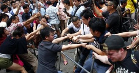 عشرات الآلاف ينظمون مسيرة إلى برلمان هونج كونج إعتراضا علي القوانين  