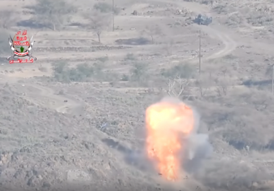 مدفعية العمالقة تدمر طقمين عسكريين للمليشيات شمال الضالع (فيديو)