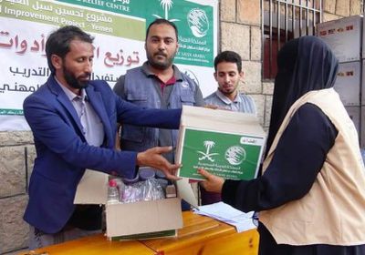 تدشين توزيع أدوات المهنة لمعيلات الأسر في مدينة عزان بشبوة (صور)