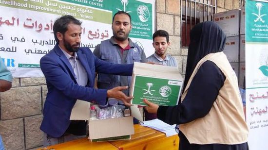 تدشين توزيع أدوات المهنة لمعيلات الأسر في مدينة عزان بشبوة (صور)