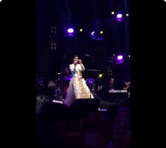 شيرين تمزح مع الجمهور السعودي في حفلها الأخير بالرياض (فيديو)