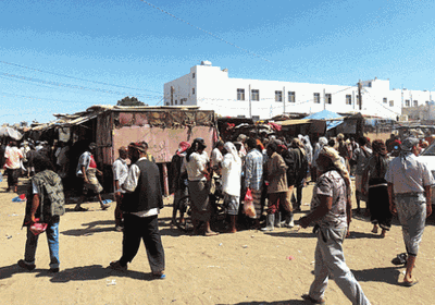 وفاة شخصين وإصابة 10 في إطلاق نار داخل سوق قات بلحج (تفاصيل)