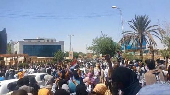 المهنيين السودانيين يحذرون الثوار من محاولة المجلس العسكري فض اعتصامهم