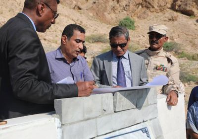 محافظ حضرموت يفتتح مشروع ويضع حجر الأساس لأخر بمنطقة بروم (صور)