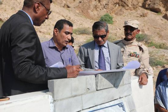 محافظ حضرموت يفتتح مشروع ويضع حجر الأساس لأخر بمنطقة بروم (صور)