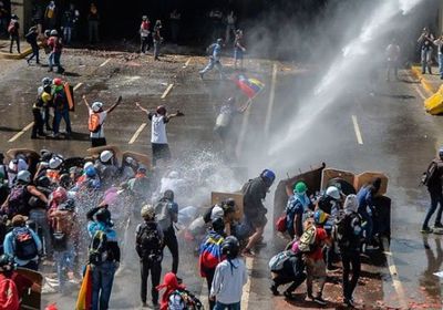 العاصمة الفنزويلية تشهد حرب شوارع بين أنصار مادورو والمعارضة