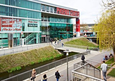 سيارة تقتحم مركزًا للتسوق في هامبورغ شمالي ألمانيا