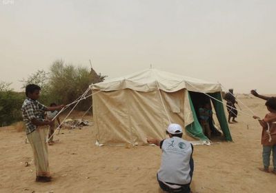 مركز الملك سلمان يوزع مساعدات إيوائية للنازحين في حجة (صور)