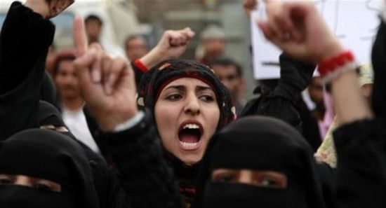 بعد عام من التعذيب داخل السجون.. نساء صنعاء أمام محاكمات باطشة