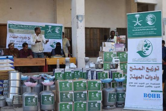 بتمويل سعودي..توزيع أدوات المهنة لمعيلات الأسر في المسيمير بلحج (صور)