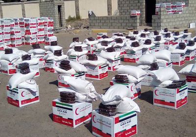 الهلال الإماراتي يوزع 500 سلة غذائية على أهالي شهداء تبن والحوطة بلحج (صور)